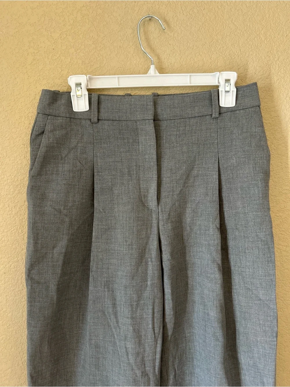 Babaton Aritzia Cropped Wide-Leg Pleated Pants in Light Gray Size 6 25” inseam - Picture 4 of 10